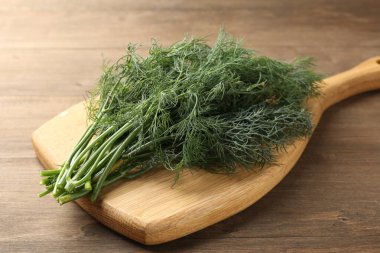 Ahşap masada taze dereotu var, yakın plan.