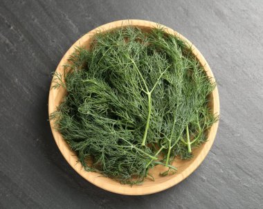 Siyah masada taze dereotlu kase, üst manzara.