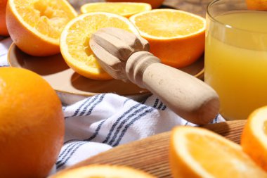Taze sıkılmış portakal suyu, meyve suyu ve meyve sıkacağı, yakın plan.