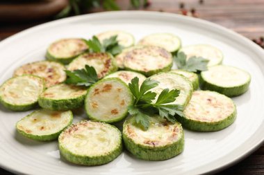 Masada maydanozlu lezzetli kabak dilimleri, yakın plan.