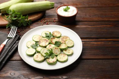 Tahta masada servis edilen maydanozlu lezzetli kabak dilimleri.