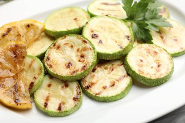 Limonlu ve maydanozlu lezzetli kabak dilimleri, yakın plan.