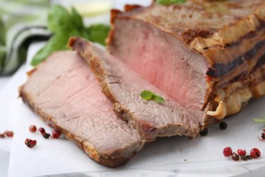 Lezzetli pişmiş et ve baharatlar masada, yakın plan.