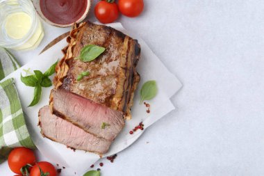 Lezzetli pişmiş et, domates, baharat ve yeşil limonlu su, düz yatak. Metin için boşluk