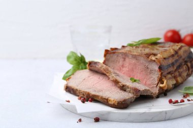 Az pişmiş et ve baharatlar, yakın plan. Metin için boşluk