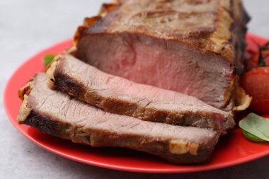 Gri masada nefis pişmiş et, yakın plan.