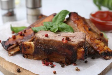 Baharatlı sığır kaburgası ve ketçap, yakın plan.