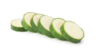 Taze kabak parçaları beyaza izole edilmiş.