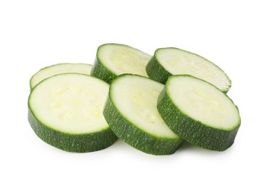 Taze kabak parçaları beyaza izole edilmiş.