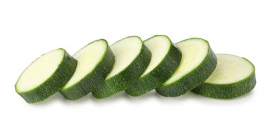 Taze kabak parçaları beyaza izole edilmiş.