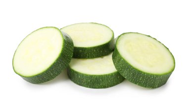 Taze kabak parçaları beyaza izole edilmiş.