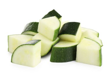 Taze kabak parçaları beyaza izole edilmiş.