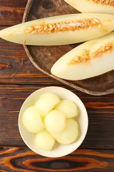 Olgun karpuzu ahşap masada düz bir şekilde yatıyordu.