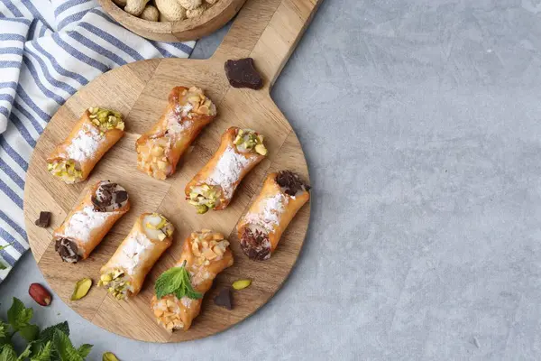 Peynirli, fındıklı, pudra şekerli, çikolatalı ve naneli nefis cannoli. Metin için boşluk