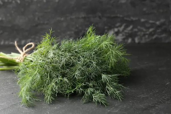 Siyah masada taze dereotu var, yakın plan.