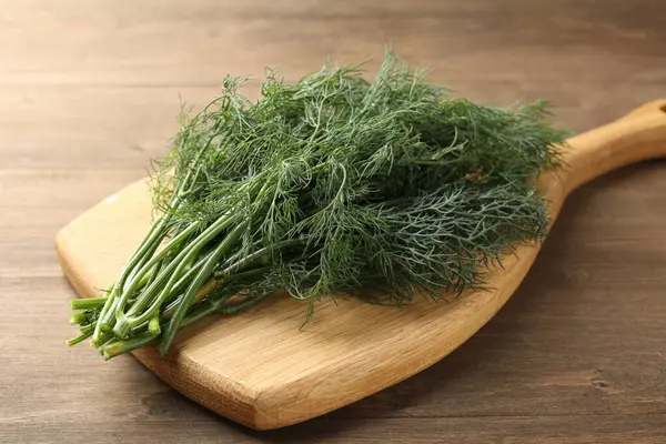 Ahşap masada taze dereotu var, yakın plan.