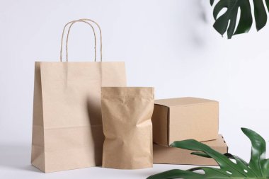 Farklı çevre dostu paketleme ve beyaz arkaplanda bırakmalar