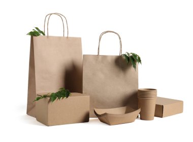 Farklı çevre dostu paketleme, sofra takımı ve beyaz üzerine izole edilmiş bırakmalar