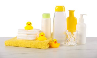 Masada beyaz arka plana karşı çok farklı bebek banyosu gereksinimleri var.