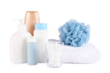 Birçok farklı bebek banyosu gereksinimleri beyaza izole edilmiş.