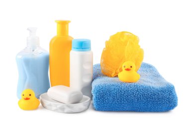 Birçok farklı bebek banyosu gereksinimleri beyaza izole edilmiş.