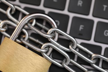 Siber güvenlik. Dizüstü bilgisayarı ve üst görüşü olan metal asma kilit.