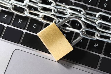 Siber güvenlik. Dizüstü bilgisayarı ve üst görüşü olan metal asma kilit.