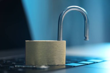 Siber güvenlik. Dizüstü bilgisayarda metal kilit, yakın plan.