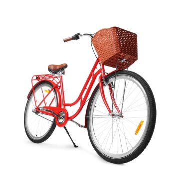 Beyaz arka planda sepeti olan bir bisiklet.