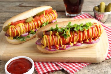 Sebzeli, hardallı ve ketçaplı lezzetli sosisliler.