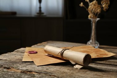 Tahta masadaki eski kağıt tomarlar, yakın plan.