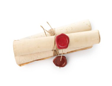 Beyaz üzerine izole edilmiş eski rulo kağıt parşömenleri