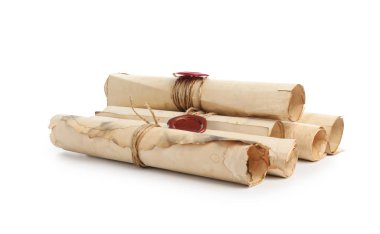 Beyaz üzerine izole edilmiş eski rulo kağıt parşömenleri