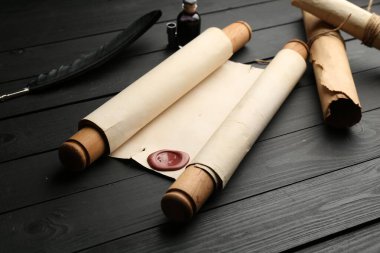 Birçok eski tomarlar, tüy ve mürekkep siyah ahşap masa, yakın çekim