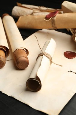 Birçok eski tomarlar siyah ahşap masada, yakın plan