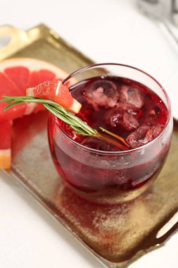 Greyfurtlu, buzlu ve biberiyeli lezzetli bir kokteyl.