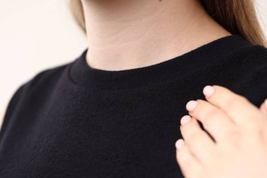 Işık arkaplanındaki kadının yakın görüntüsü