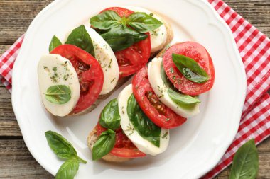 Peynirli, domatesli ve fesleğenli nefis sandviçler.