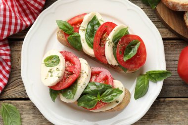 Peynirli, domatesli ve fesleğenli lezzetli sandviçler.