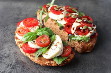 Mozarella peynirli ve domatesli lezzetli sandviçler, yakın plan.