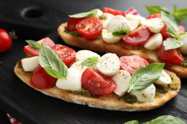 Mozarella peynirli, domatesli ve fesleğenli lezzetli sandviçler.