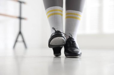 Tap ayakkabılı genç kız içeride, yakın plan.