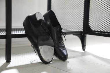 Ayakkabı deposunun yanında step dansı için bir çift ayakkabı.