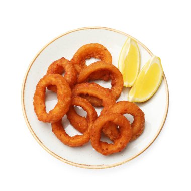 Kızarmış mürekkep balığı halkaları ve limon beyaza izole edilmiş.