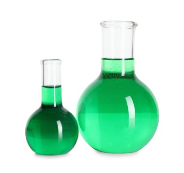 Beyaz üzerinde yeşil sıvı bulunan mataralar