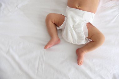 Yeni doğmuş şirin bir bebek yatakta yatıyor, manzarası harika. Metin için boşluk