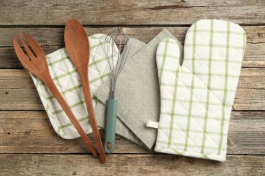 Fırın eldiveni ve diğer mutfak gereçleri ahşap masada, düz yatıyordu.