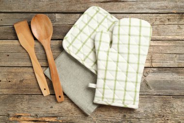 Fırın eldiveni ve diğer mutfak gereçleri ahşap masada, düz yatıyordu.