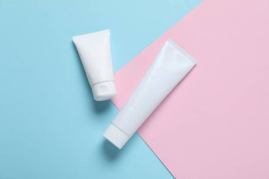 Renkli arka planda kozmetik ürünleri, düz yatak. Tasarım için model