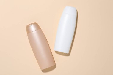 Bej arka planda kozmetik ürünleri, düz yatak. Tasarım için model